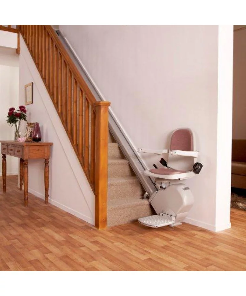 Sitzlift für gerade Treppen – Installation mit gerader Führungsschiene und klappbarem Sitz