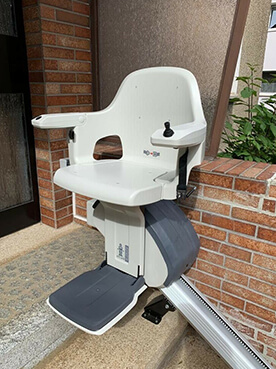 Sitzlift von Thyssenkrupp Außenlift Lösung, Stabile Armlehnen, kurvige Treppe