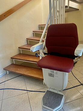 Lifta 260 Sitzlift mit roter Polsterung – gerade Treppe, platzsparend