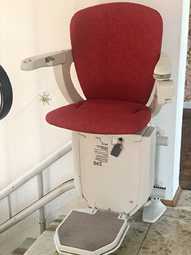 Lifta Klassik 5000 Sitzlift mit roter Polsterung – Innenbereich – Dreh- und Klappfunktion