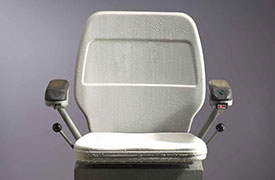 Wetterfester gebrauchter Außenlift an Hauseingang – Treppenlift mit Edelstahl-Schienenanlage