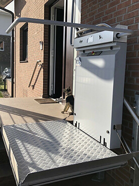 Plattformlift GTL20 Ganser, 2-Familiehaus 2021, außen