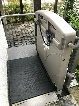Plattformlift sani-trans P 500 am Einfamilienhaus 2021, Steintreppe