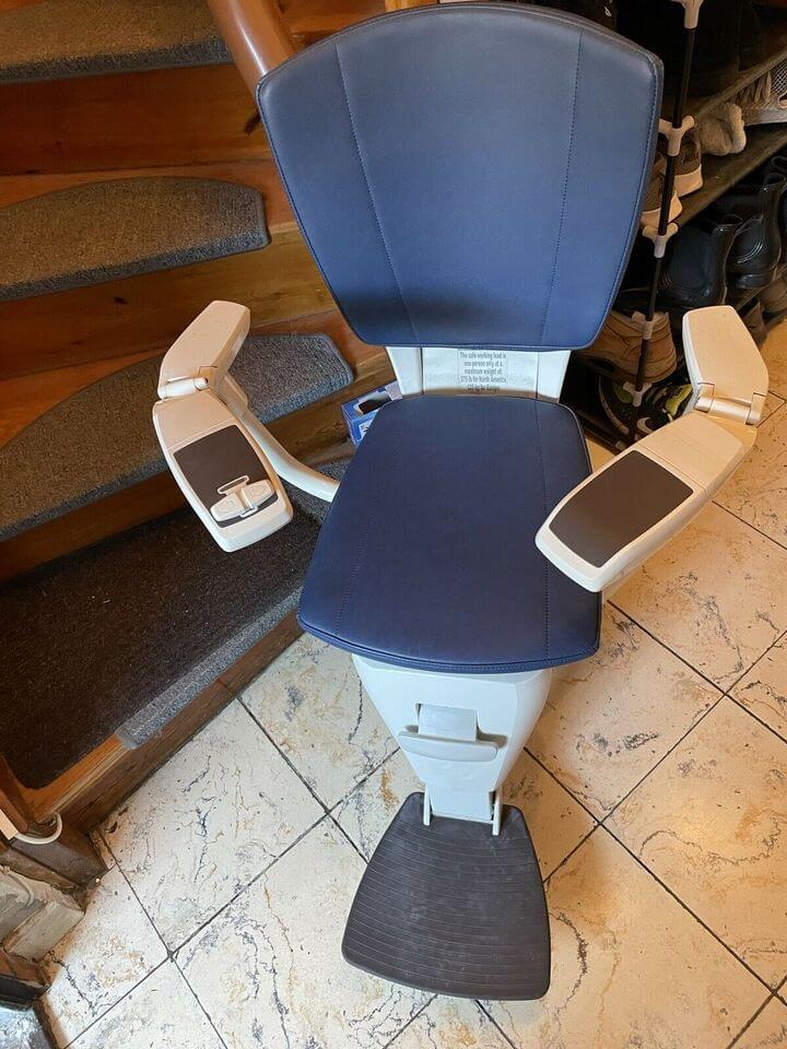 Kurventreppenlift | sichere Fahrt, inkl. Fernbedienung, 2 Stockwerke, hohe Tragfähigkeit