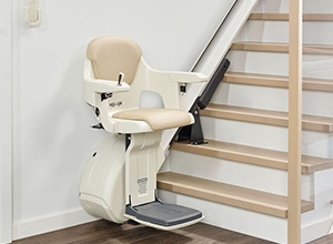 Treppenlift für gerade Treppen – sicher und platzsparend mit TS Treppenlifte. Ideal für Einfamilienhäuser.