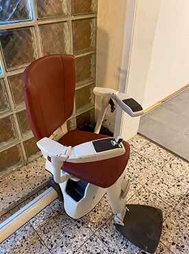 Kurven Treppenlift, Einfamilienhaus, Holztreppe