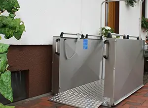 Plattformlift für Rollstuhlfahrer – barrierefreie Lösung für Innen- und Außenbereiche.
