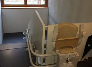 Treppenlift im Mehrfamilienhaus – barrierefrei wohnen mit TS Treppenlifte.