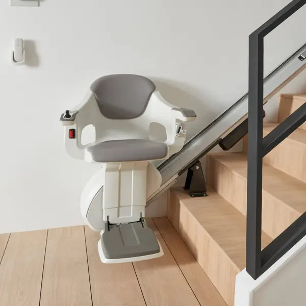 Sitzlift Innenbereich auf gerader Treppe – kompakte Schiene, leiser Betrieb und platzsparende Montage