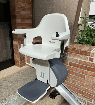 Außenlift EFH Eingangsbereich Schwarzbach in Brandenburg Wetterfester Außenlift am Einfamilienhaus in Schwarzbach in Brandenburg – TS Treppenlifte