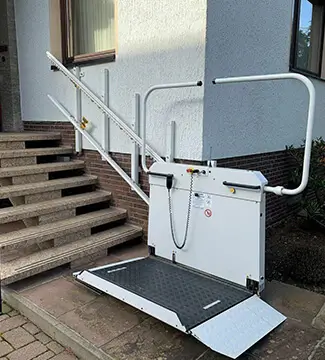 Einfacher Plattformlift Rollstuhl Suthfeld Kreuzriehe Plattformlift für Rollstuhlfahrer auf gerader Treppe in Suthfeld Kreuzriehe – TS Treppenlifte