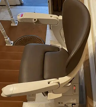 Gerade Sitzlift Klassik 2000 MFH Gallin Gerade Sitzlift-Klassik 2000 für Mehrfamilienhaus in Gallin – TS Treppenlifte