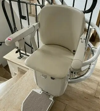 Kurviger Sitzlift 2 Etagen Loose Kurviger Sitzlift über zwei Etagen in Loose – TS Treppenlifte