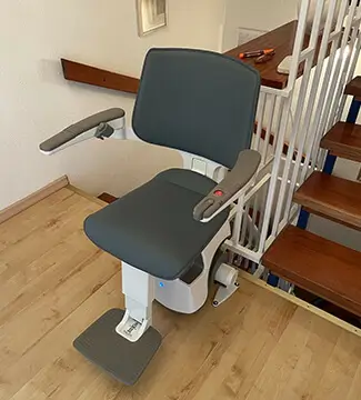 Moderner Sitzlift 2-Familienhaus Suthfeld Kreuzriehe Moderner Sitzlift S200 für 2-Familienhaus in Suthfeld Kreuzriehe – TS Treppenlifte
